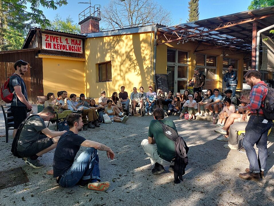 Talking about the value of money and the squats’ place in the capitalist system with an activist at PLAC (©Thurner, 2023)