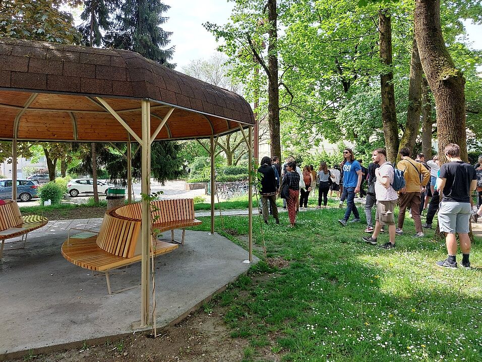 Prostorož opened up the closed smokers' pavilion next to the University clinical center and installed new benches to provide an inviting roofed place for sitting outside (©Thurner, 2023)
