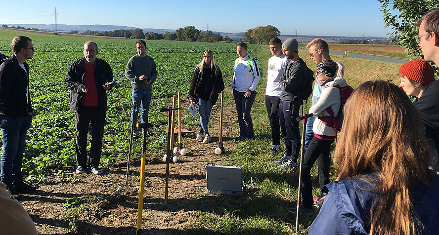 Introduction in soil sampling (c) Pamela Baur/Universität Wien