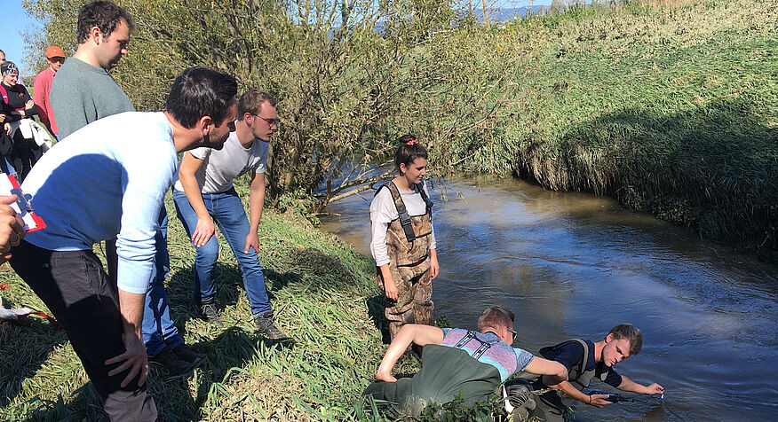 Durchführung von wasserchemischen Untersuchungen(c) Pamela Baur/Universität Wien