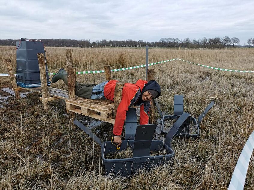 Ausbringung der Messkammern  an den Forschungsstandorten während einer Feldkampagne Anfang April 2021 © Kathatina Laage