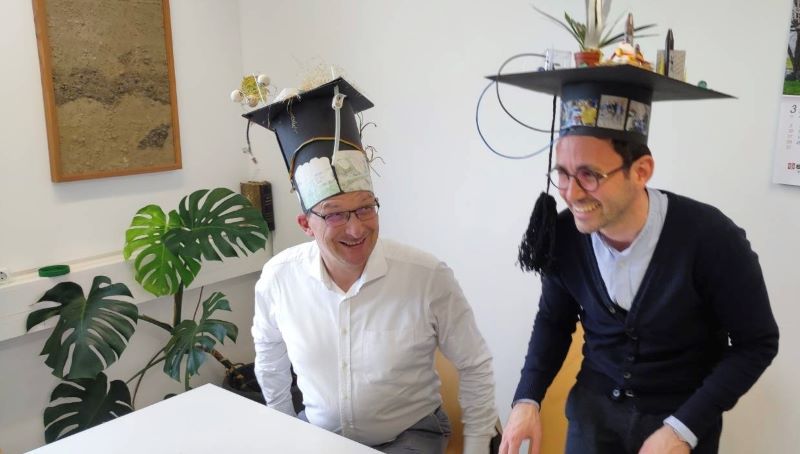 Raphael Müller with his supervisor Stephan Glatzel and their doctoral hats! (c) Geoecology