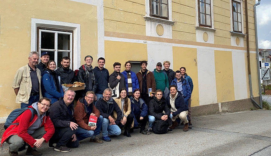 Gruppenbild vor der Textilfabrik